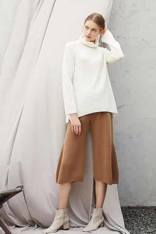 Turtle neck mid-length cashmere jumper / Cropped cashmere trousers